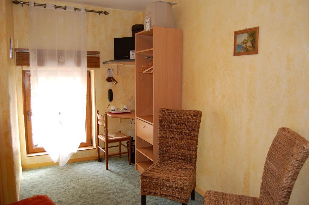 Auberge Du Bord Des Eaux - Demi-Pension Assuree Sur Reservation Saint-Amand-les-Eaux Oda fotoğraf